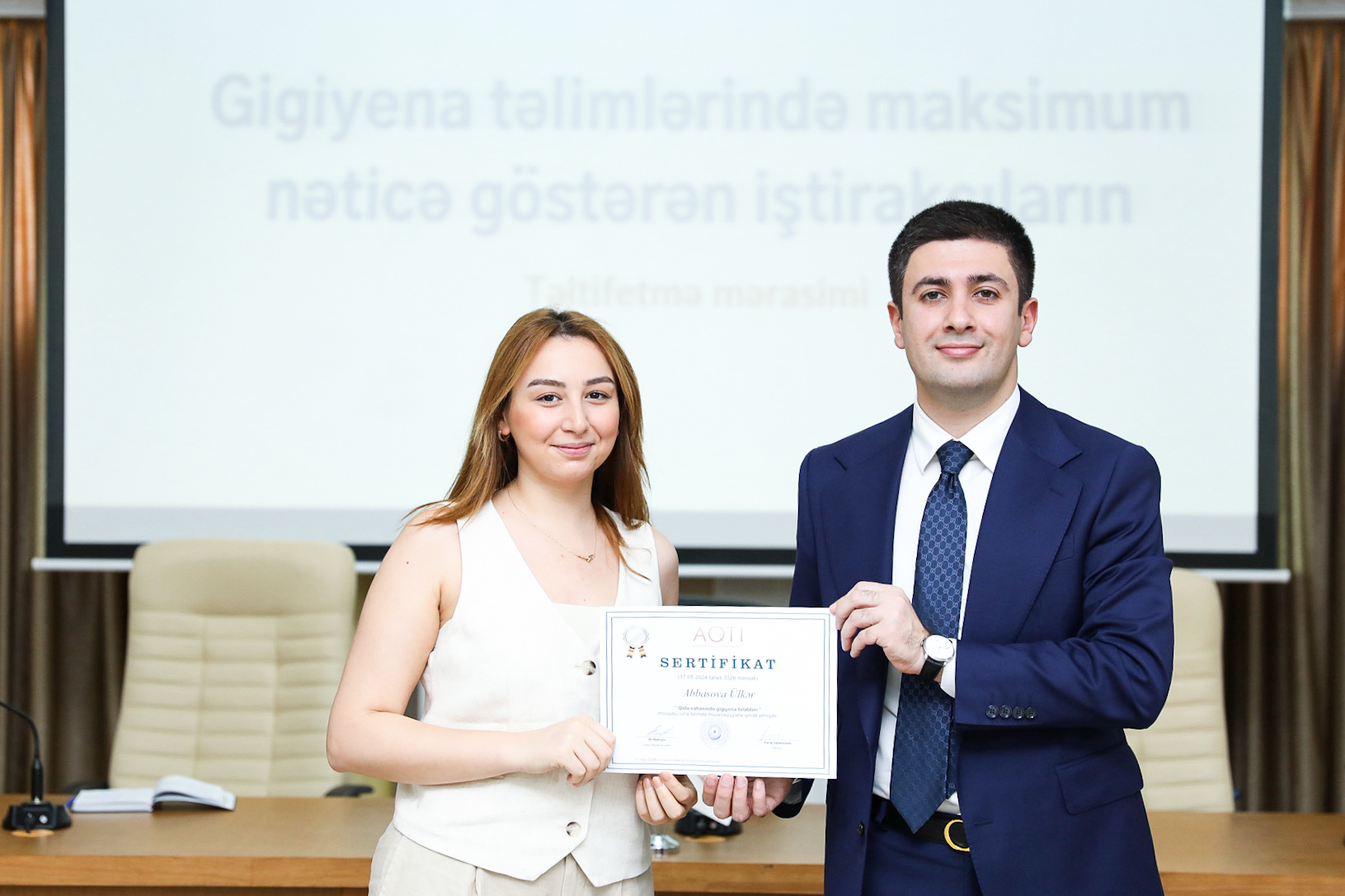 AQTİ-də sahibkarlıq subyektlərinin əməkdaşlarına sertifikatlar təqdim olunub