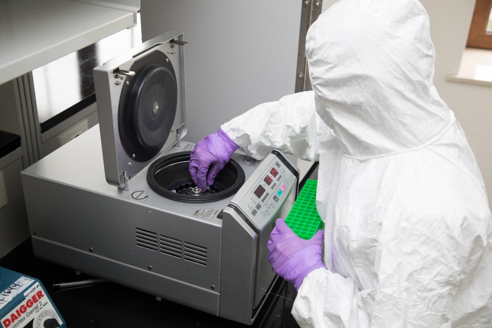 AQTİ-nin Mərkəzi Baytarlıq Laboratoriyası heyvanlarda ektoparazitlərin təyini üzrə uğurlu nəticə əldə edib