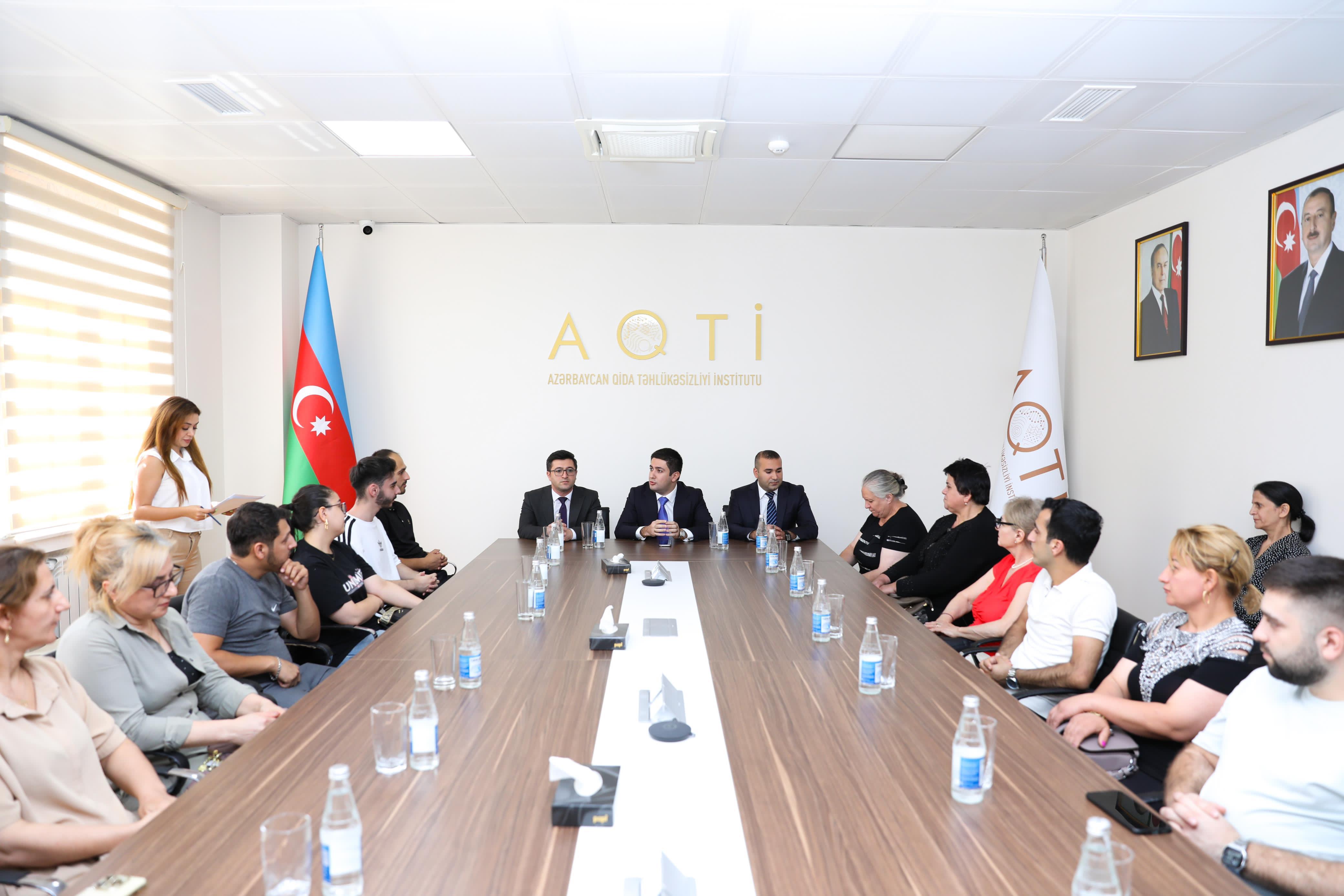 Təlimlərdə uğur qazanan sahibkarlıq subyektlərinin əməkdaşlarına sertifikatlar təqdim edilib